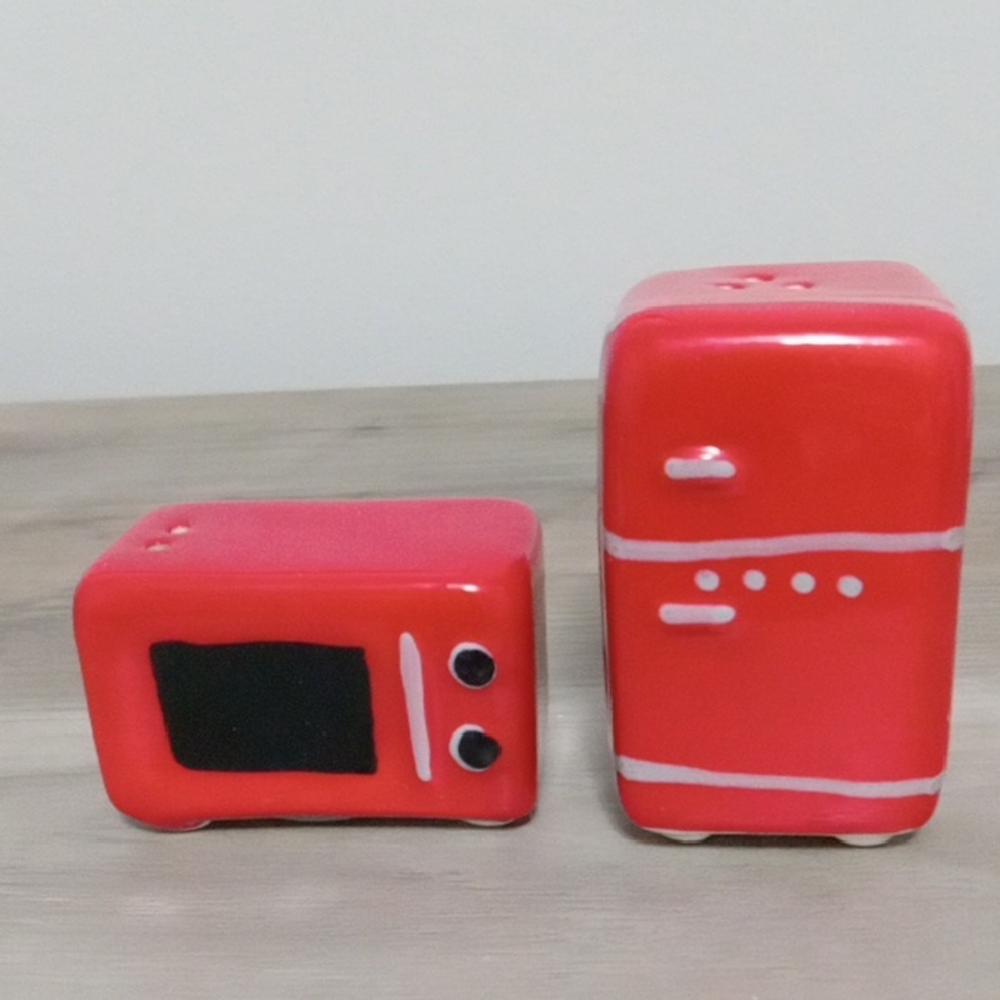 Cracker Barrel Fridge & Microwave Salt & Pepper Set